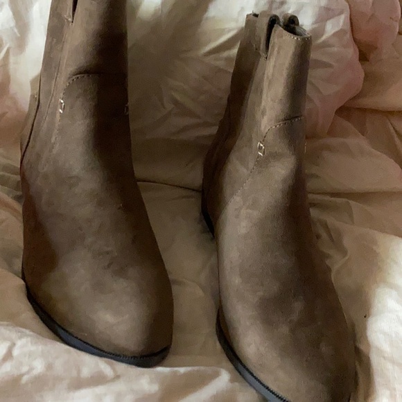 Olive booties size 8.5 - Picture 1 of 2